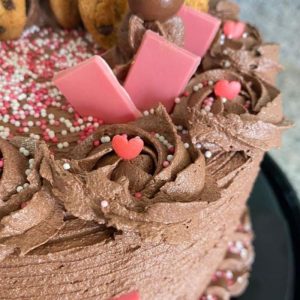 comprar torta de chocolate para niña o mujer con galletas y barras de chocolate, tienda online de postres venezolanos en santiago de chile