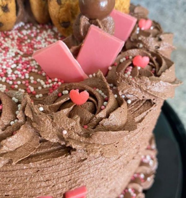 comprar torta de chocolate para niña o mujer con galletas y barras de chocolate, tienda online de postres venezolanos en santiago de chile