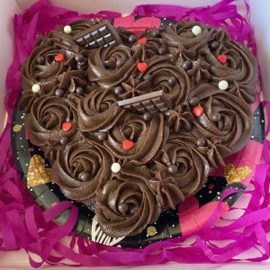 comprar torta de chocolate en forma de corazon para aniversario o dia de los enamorados, tienda online de postres venezolanos en santiago de chile