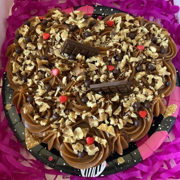 comprar torta de chocolate y manjar cubierta de nueces y barras de chocolate para ocasiones especiales como regalo., tienda online de postres venezolanos en santiago de chile