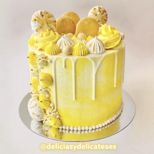 comprar torta de vainilla o chocolate con galletas y relleno, decorada color amarillo, tienda online de postres venezolanos en santiago de chile