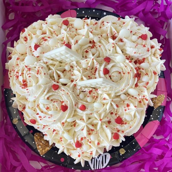 comprar torta red velvet en forma de corazon con chocolate blando para san valentin, tienda online de postres venezolanos en santiago de chile